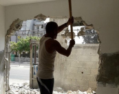  صور: بلدية اللد تُجبر المواطن سند حسن الفقير على هدم منزله 